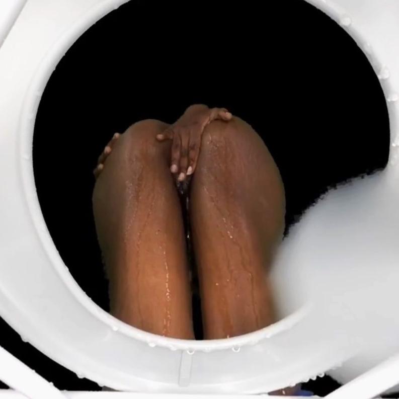 Ebony squirting up close