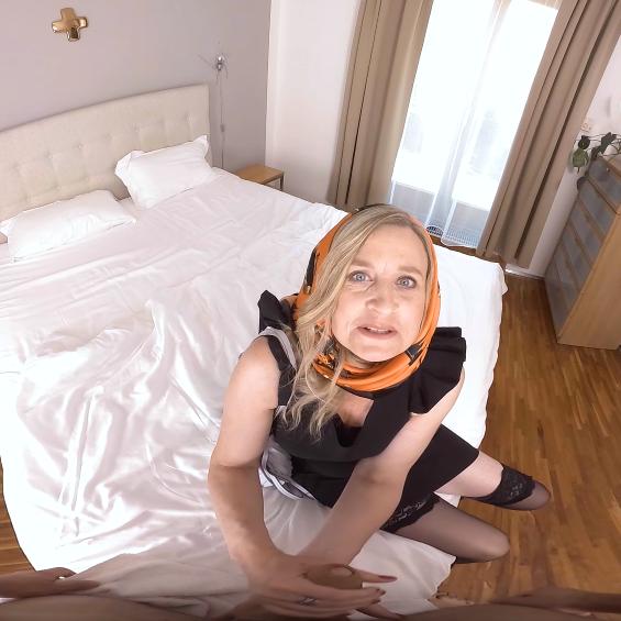 Mom wants to fuck in POV VR Porn Video